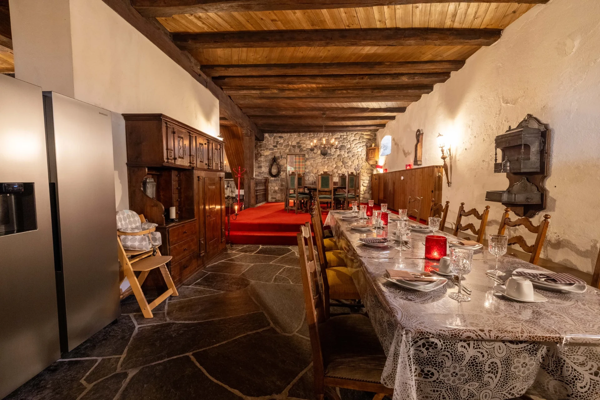 Festlich gedeckte Tafel für zehn Personen neben der Küche im Event-Keller
