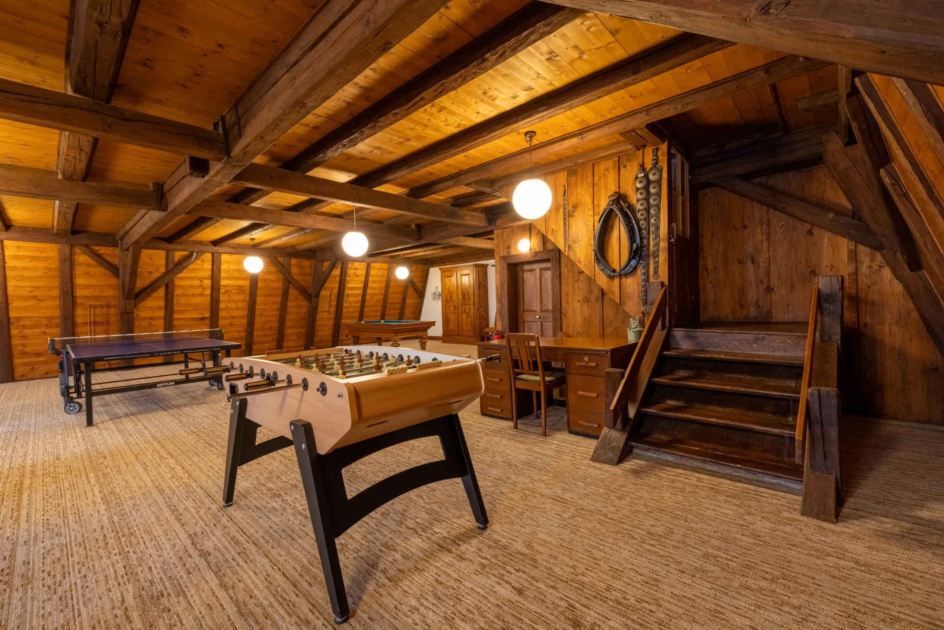 Tischtennisplatte und Töggelikasten im historischen Spielezimmer