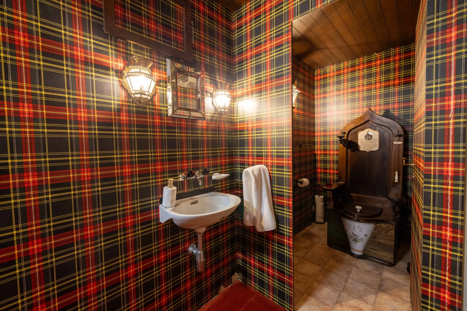 Historisches WC im Untergeschoss mit kariertem Tartan-Tapete und antikem Waschbecken