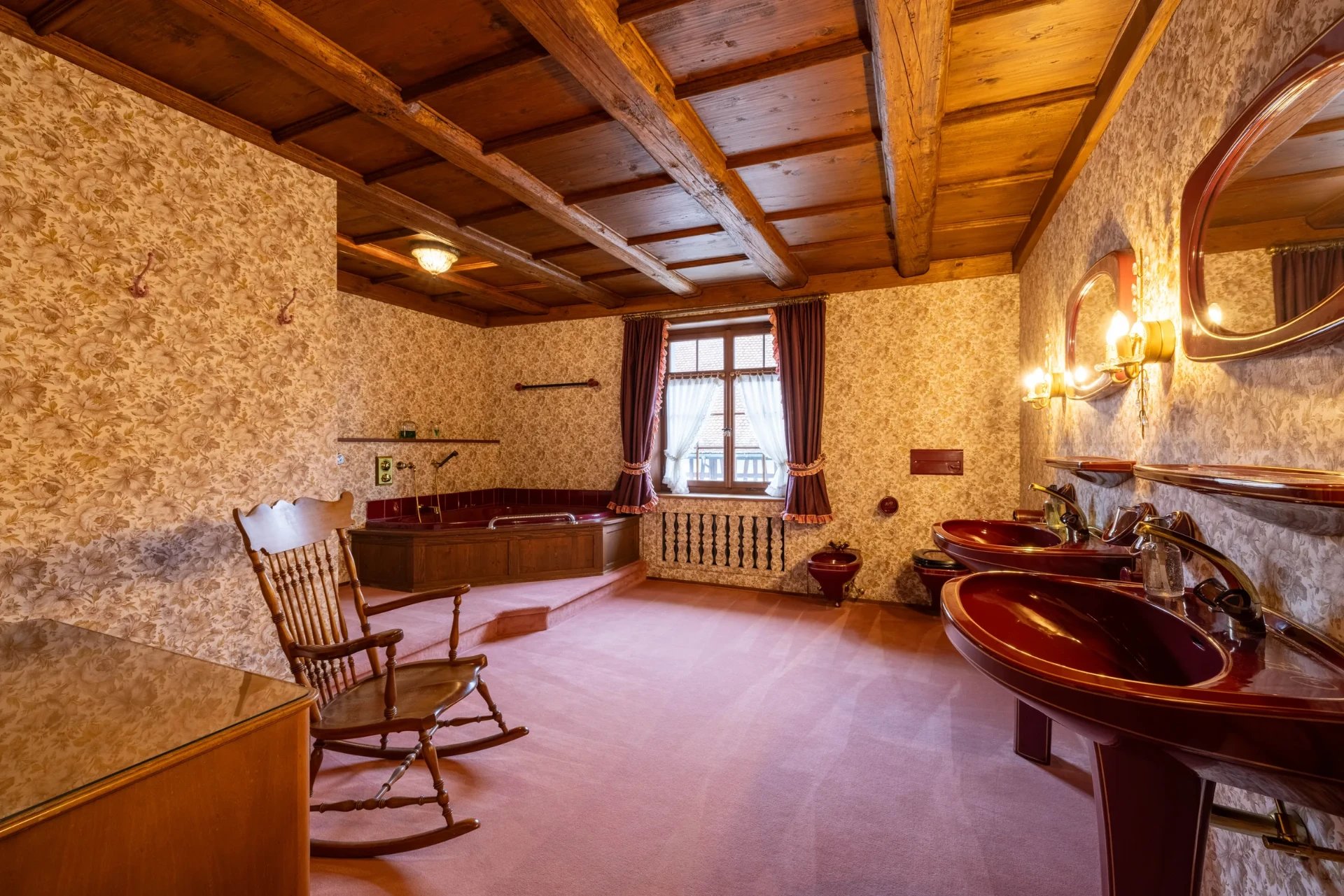 Gästebad im 1. Obergeschoss mit Wanne und Tageslicht, Ansicht 1
