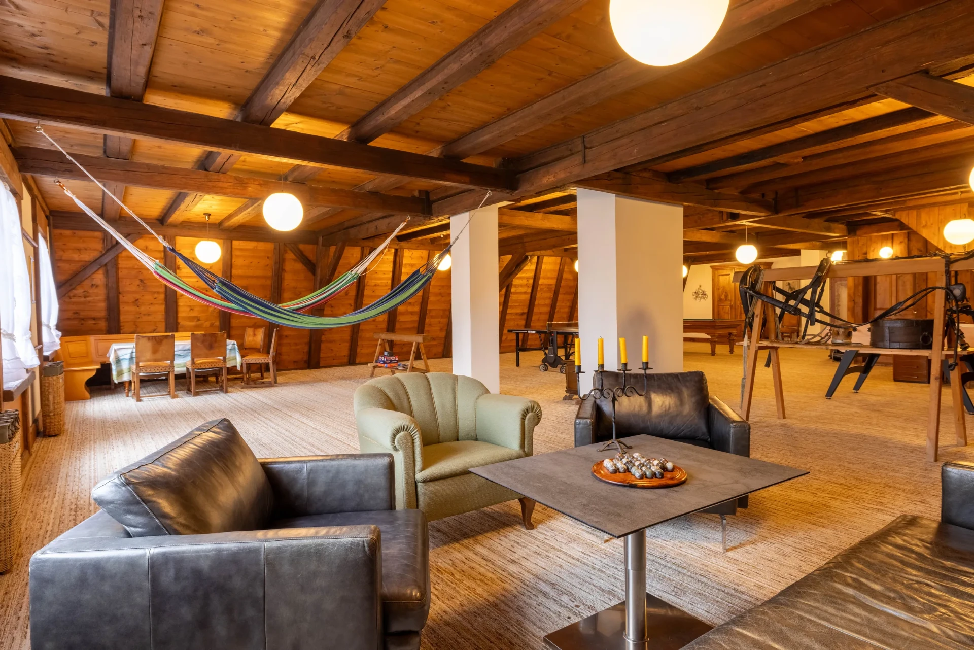 Übersicht über das Spielezimmer mit Billard, Tischtennis und Hängematten