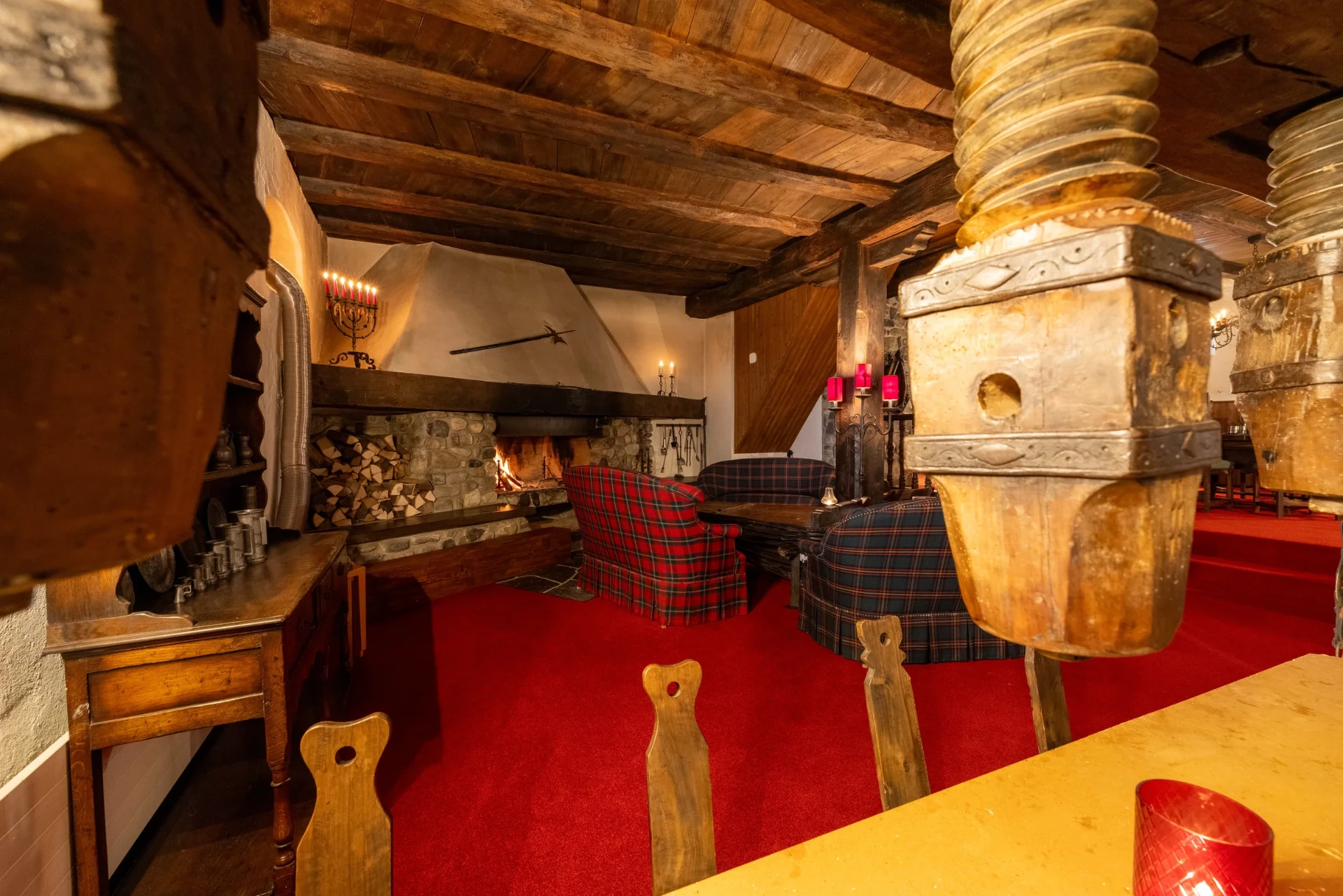 Historische Weinpresse im Event-Keller vor der Kaminlounge