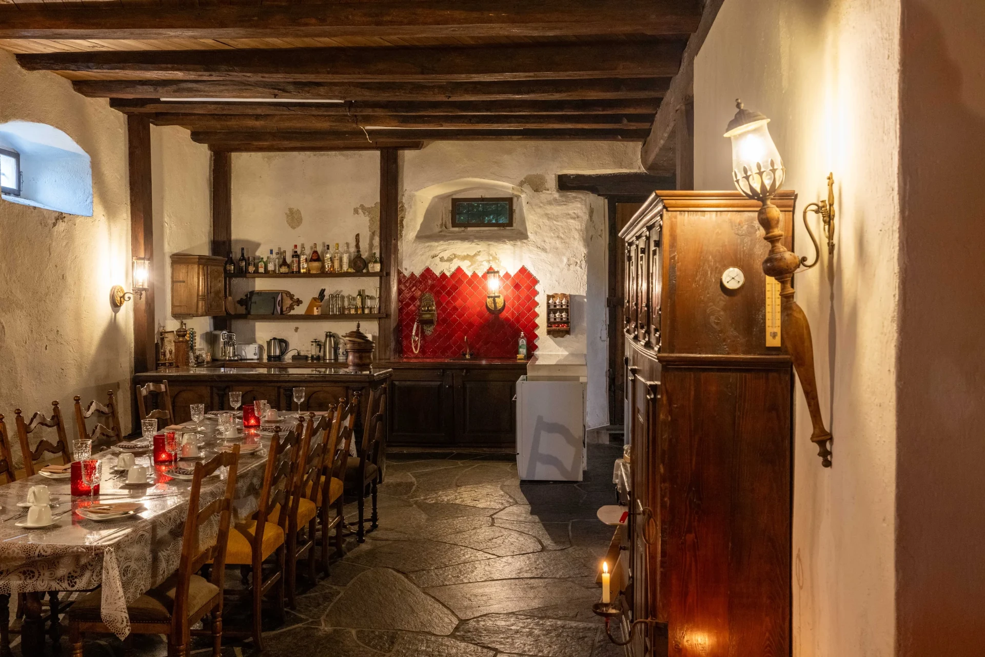 Event-Keller: gedeckte Tafel mit Küchenzeile und historischem Buffet