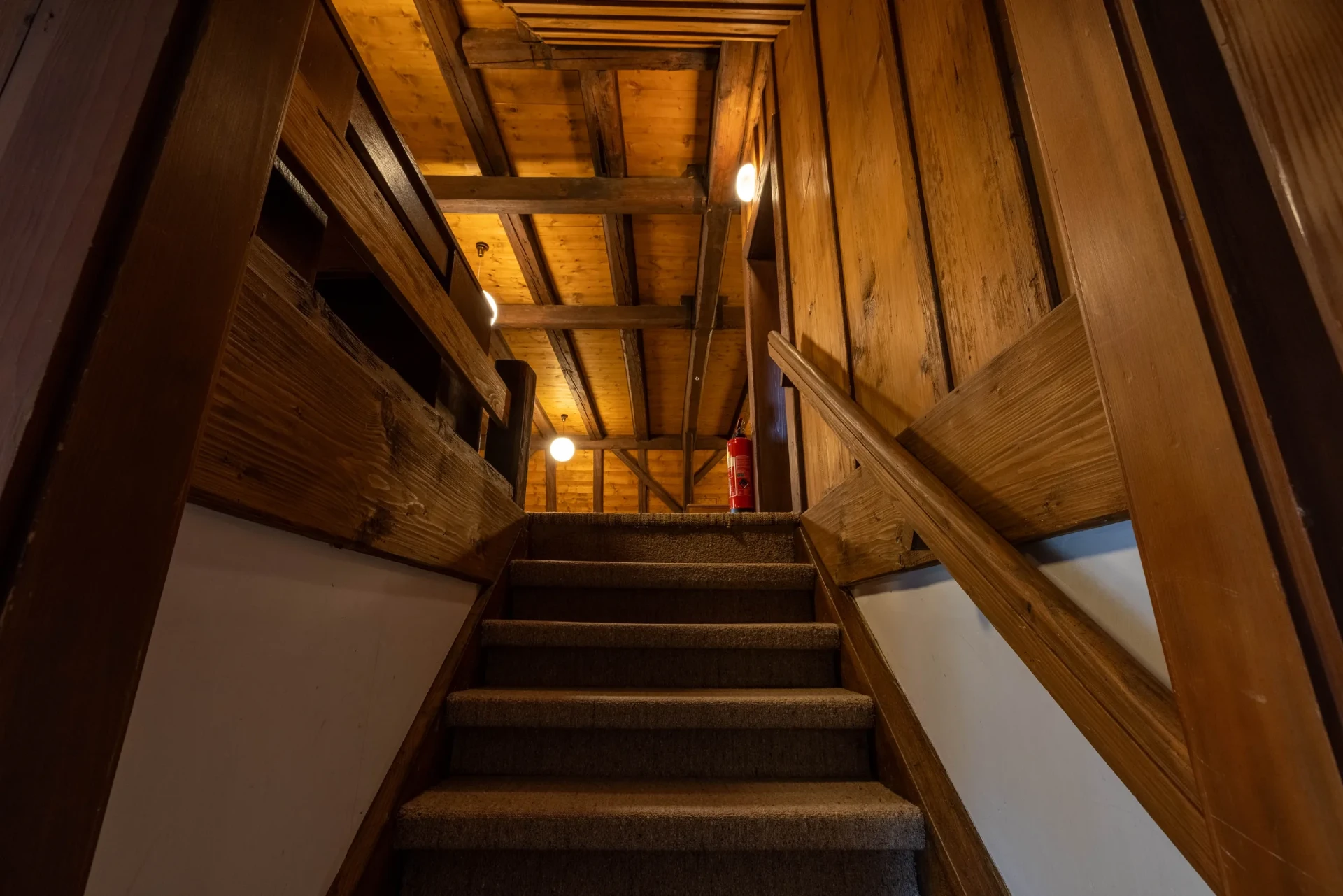 Historische Holztreppe zum Spielezimmer im 2. Obergeschoss