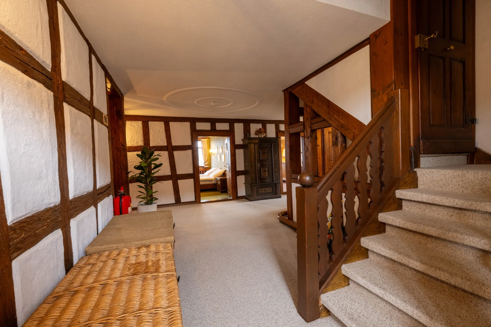 Flur im 1. OG mit historischem Fachwerk, Holztreppe und Blick in ein Zimmer